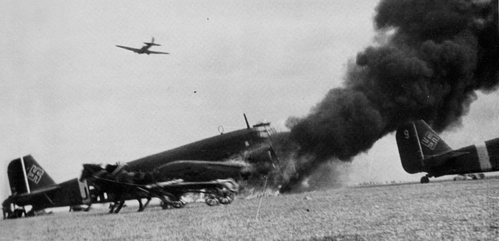 Нападение на самолет. Самолет ил2 ВОВ. Штурмовик ил-2 1943. Штурмовики ил - 2 атакуют 1944. Сещинский аэродром 1941.