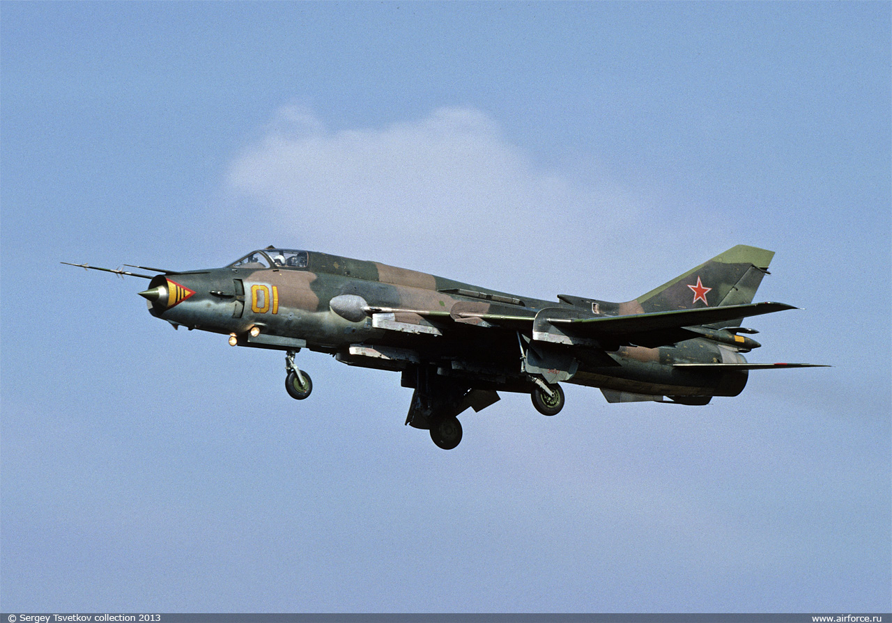 Самолет 17 апреля. Су-17 истребитель-бомбардировщик. Самолет Су-17м3. Су-17м4 вооружение. Истребитель-бомбардировщик Су-17м4.