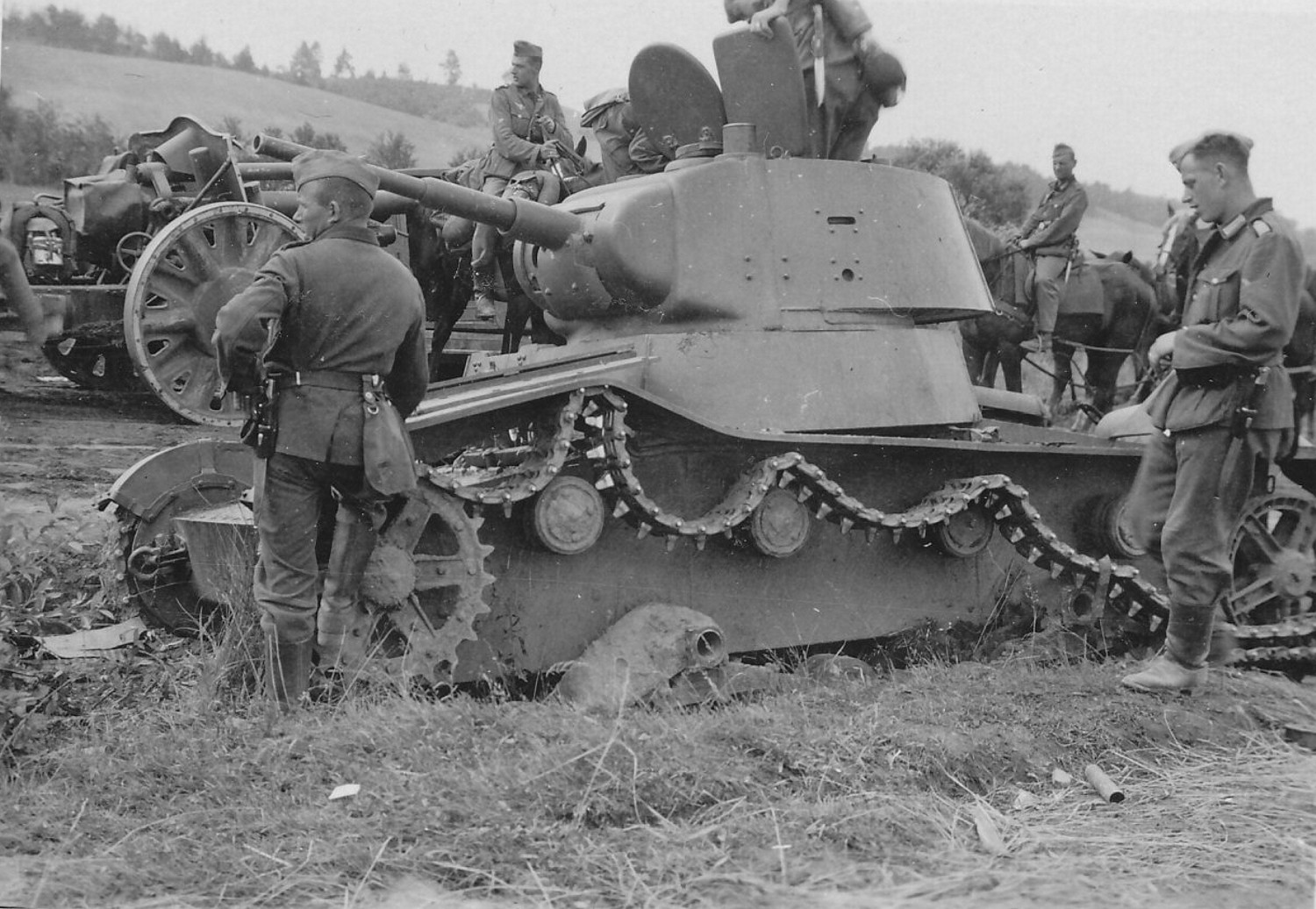 Танковая 41. Танк т-26 1941. Танк т-26 в бою. Танк РККА Т-26. Т 26 немецкий танк.