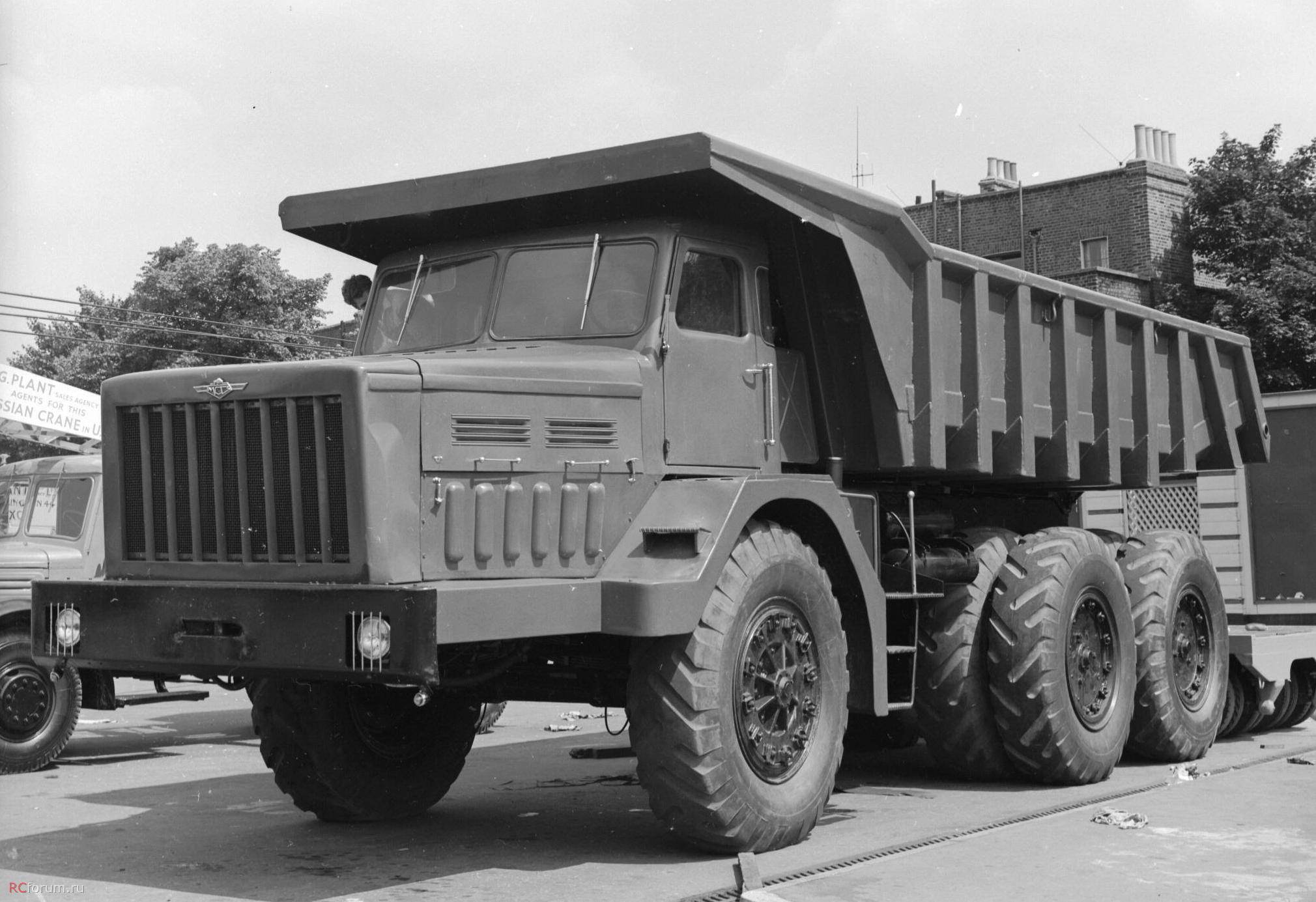 Маз 525 тягач. Маз-525 самосвал. Маз-530 карьерный самосвал. Троллейвоз белаз 7524. Карьерный маз.