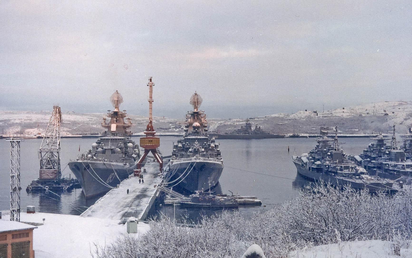 105 североморск. Североморск Петр Великий. 1144 Североморск. ТАРКР «Адмирал Нахимов» Химкинское водохранилище. Атомный крейсер Киров у причала в Североморске.