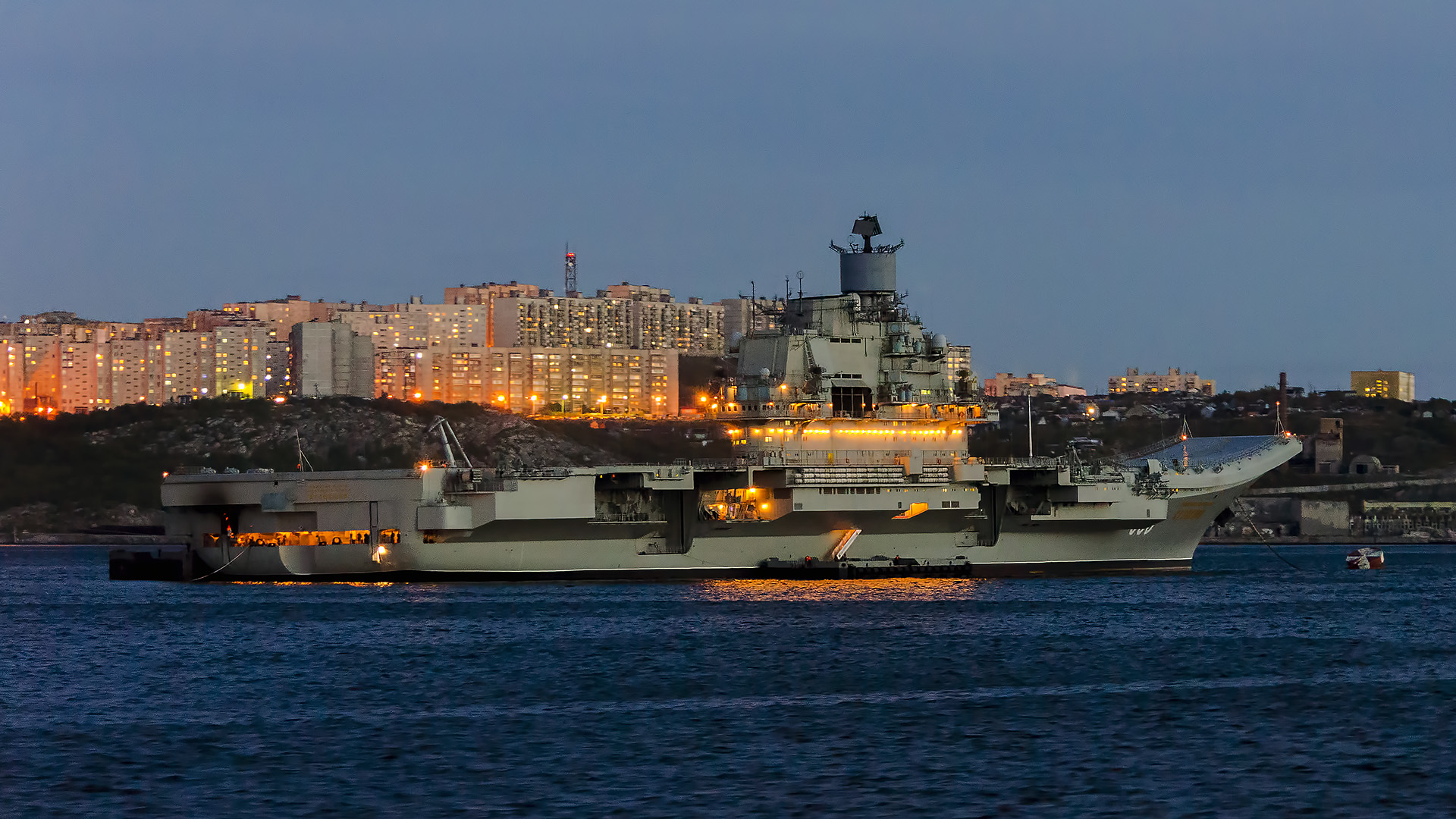 Корабли стоят. Адмирал Кузнецов в Североморске. Корабль Адмирал Кузнецов в Североморске. Кузнецов авианосец Североморск. Мурманск корабль Адмирал Кузнецов.